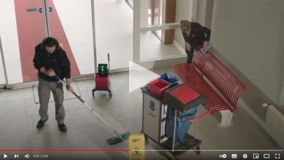 Schoonmakers van Gom Openbare Ruimten tijdens het schoonmaken voor woningcorporatie Woonstad Rotterdam Schoonmakers van Gom Openbare Ruimten tijdens het schoonmaken voor woningcorporatie Woonstad Rotterdam