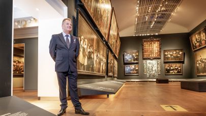 Beveiliger staat de wacht bij verschillende schilderijen bij Hermitage Amsterdam