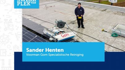 Medewerker Sander Henten staat met de Solar Max op het dak om zonnepanelen te reinigen; deze afbeelding staat in een kader met daarin in een lichtblauw vlak zijn naam en functie