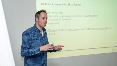 een trainer staat voor een projectiesheet