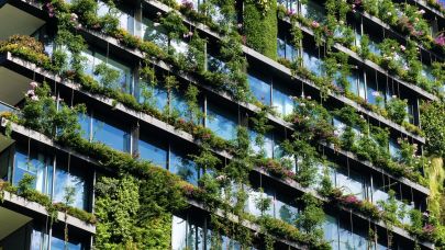 Hoog flatgebouw aan buitenzijde volledig voorzien van groene beplanting