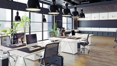Moderne open kantoortuin met daarin ruim uit elkaar staande bureaus