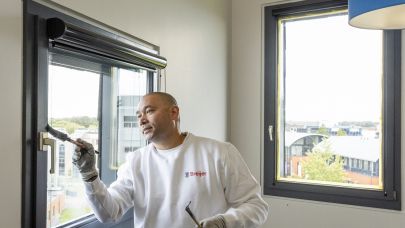 Schilder die brandwerende verf aanbrengt op raam Schilder die brandwerende verf aanbrengt op raam