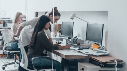 Implementatie en verandersmanagers die gebogen staan over bureau. Implementatie en verandersmanagers die gebogen staan over bureau.