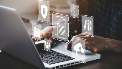 Laptop met icoontje van elementen als onderdeel van implementatie nieuwe software Laptop met icoontje van elementen als onderdeel van implementatie nieuwe software