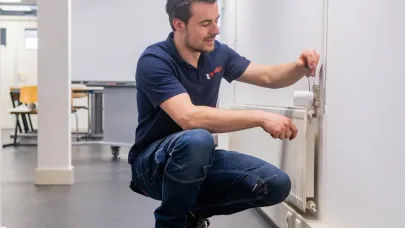 een medewerker van Breijer bezig met een radiator