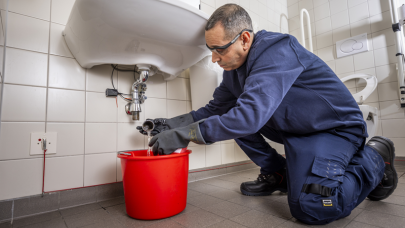 Expert Gom specialistische reiniging bezig met sanitair