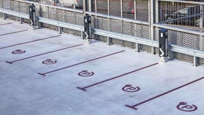Parkeertereinen en laadstations
