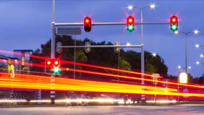 Verkeerskruispunt met verkeerslichten
