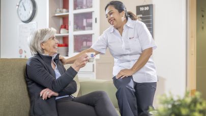 Gom care ouderenzorg dame op bank