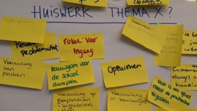 veel gele post-its met kreten op een whitebord geplakt