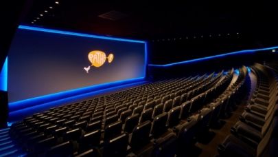 Foto van een zaal van bioscoop Pathé met op het scherm het logo van Pathé.