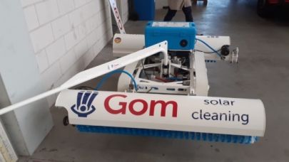 Het solar-cleaning-apparaat van Gom Specialistische Reiniging specifiek voor de schoonmaak van zonnepanelen