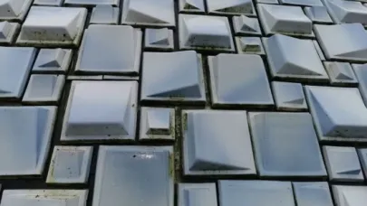 Close-up van de trapeziumvormige keramische tegels op de koepel van Museum de Fundatie in Zwolle, die door Gom Specialistische Reiniging worden onderhouden.