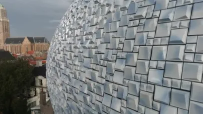 Close-up van de trapeziumvormige keramische tegels op de koepel van Museum de Fundatie in Zwolle, die door Gom Specialistische Reiniging worden onderhouden.