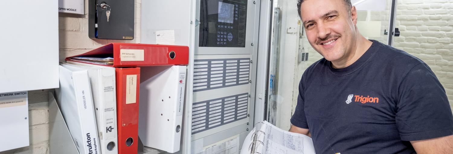 Monteur controleert het alarm- en brandsysteem.