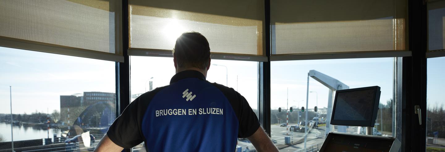 Sluizen en bruggen bedienen