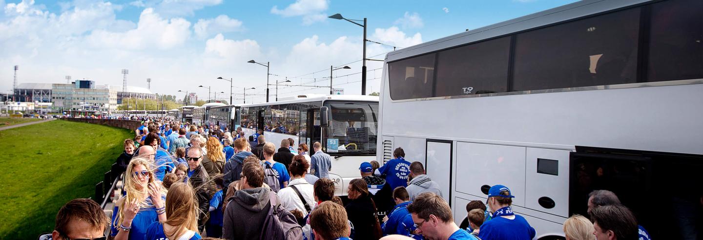 Groep mensen die aan het wachten zijn voor een bus.