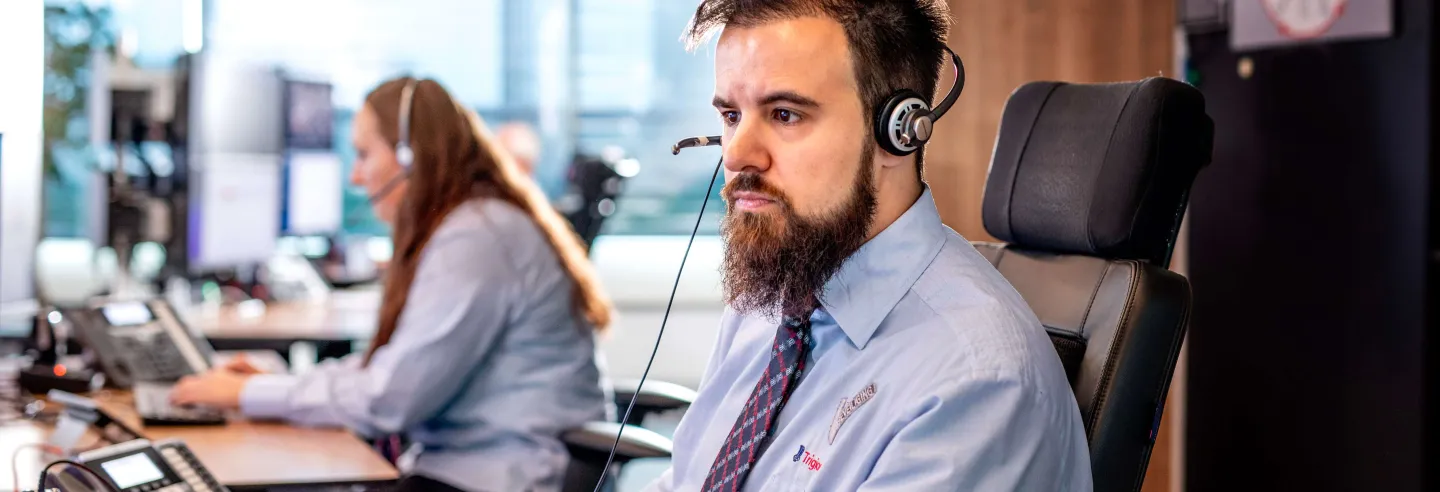 Mannelijke Trigion collega die via cameratoezicht alles in de gaten houdt