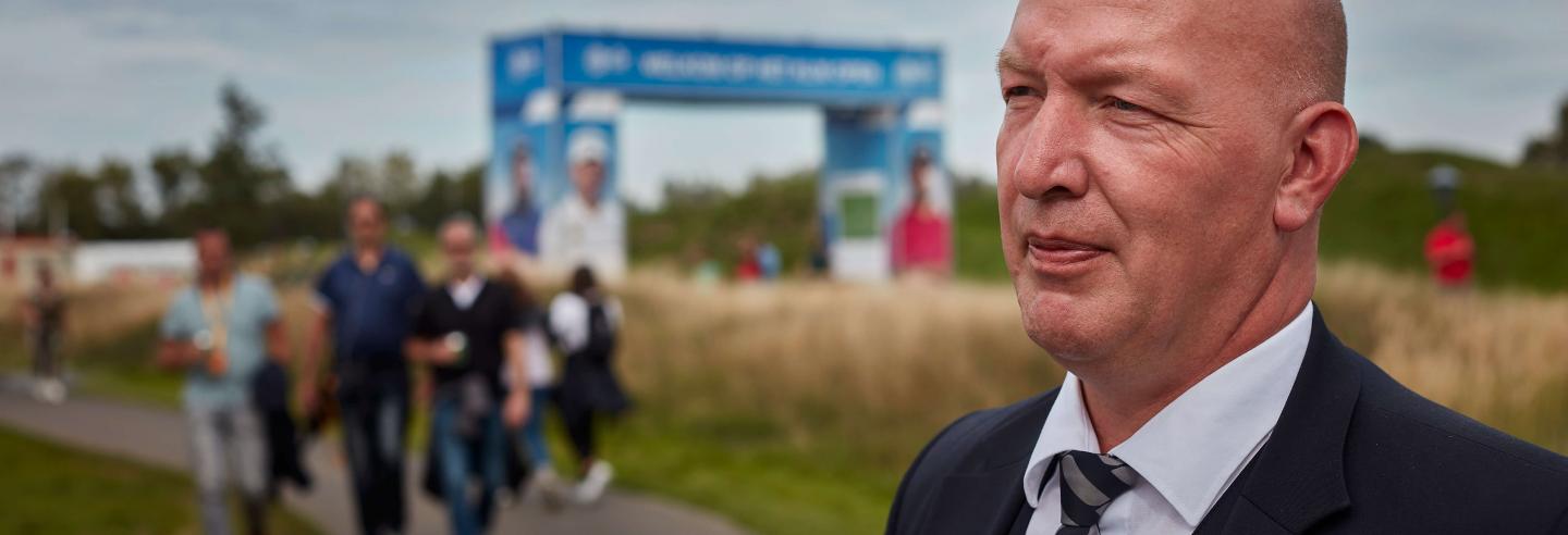 Mannelijke Trigion beveiliger die alles in de gaten houdt.