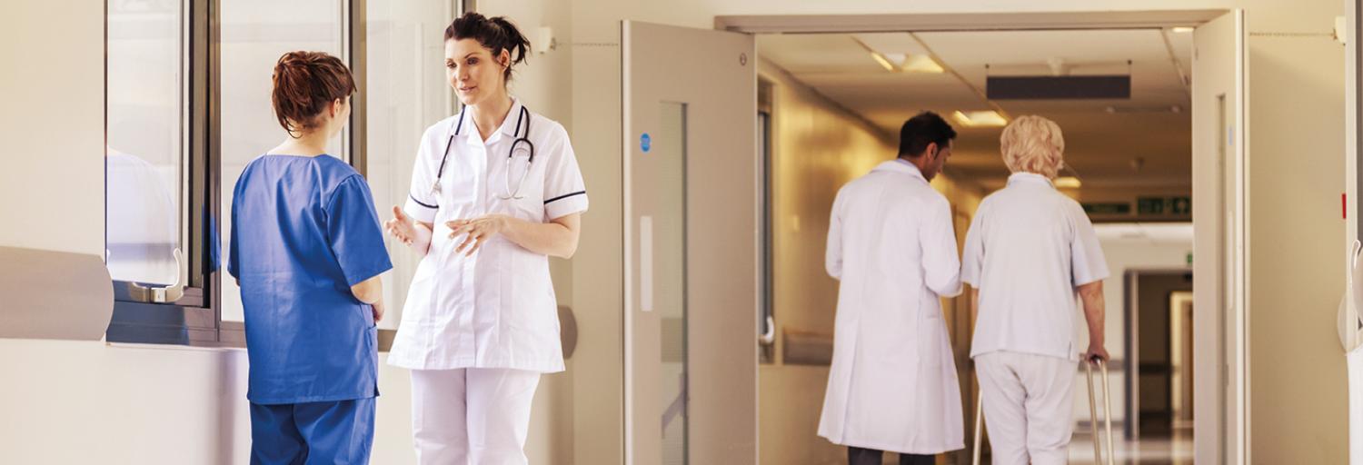 Hal in ziekenhuis waar artsen, verpleegkundigen en patienten lopen
