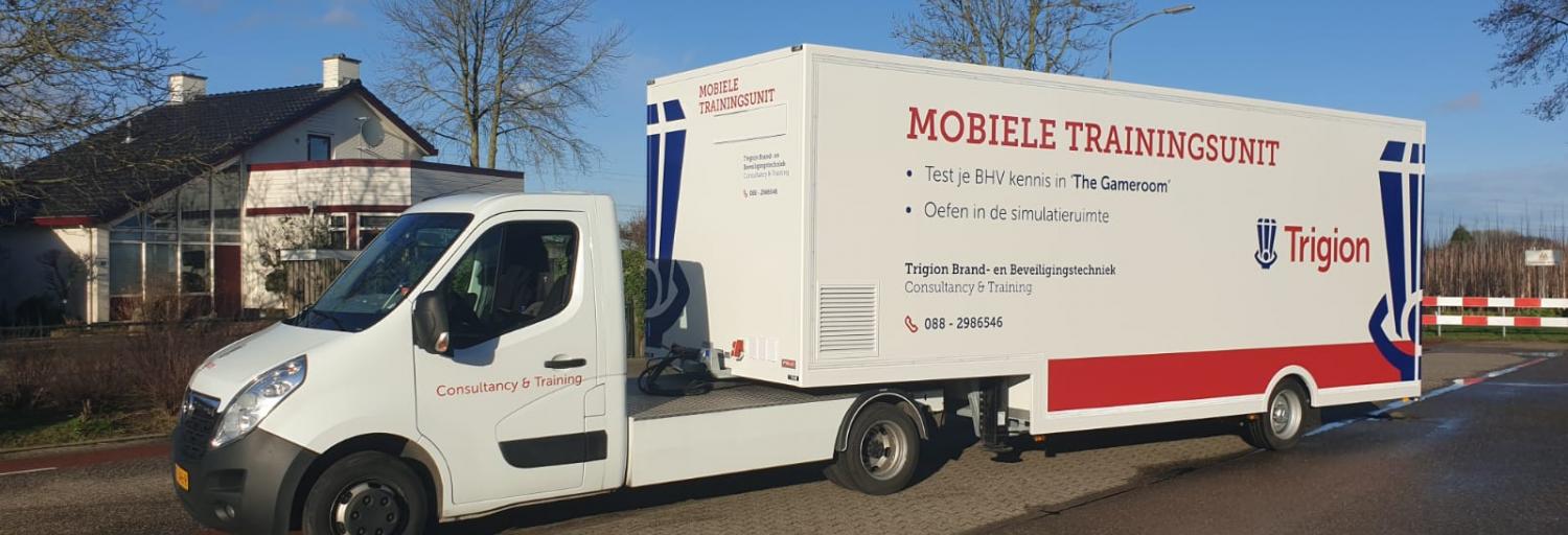De Trigion mobiele trainingsunit rijdt voor waarin je BHV-opleidingen kunt geven door middel van een gameroom en simulatieruimte.