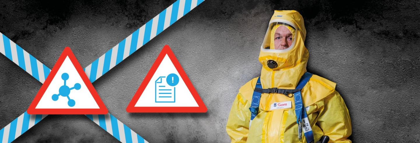 een medewerker van Gom Specialistische reiniging in een geel en geheel afgesloten beschermend pak staat voor een grijze achtergrond met daarnaast waarschuwingsborden en afzetlinten