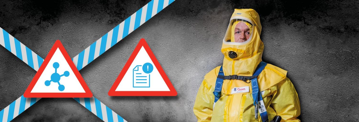 een medewerker van Gom Specialistische reiniging in een geel en geheel afgesloten beschermend pak staat voor een grijze achtergrond met daarnaast waarschuwingsborden en afzetlinten