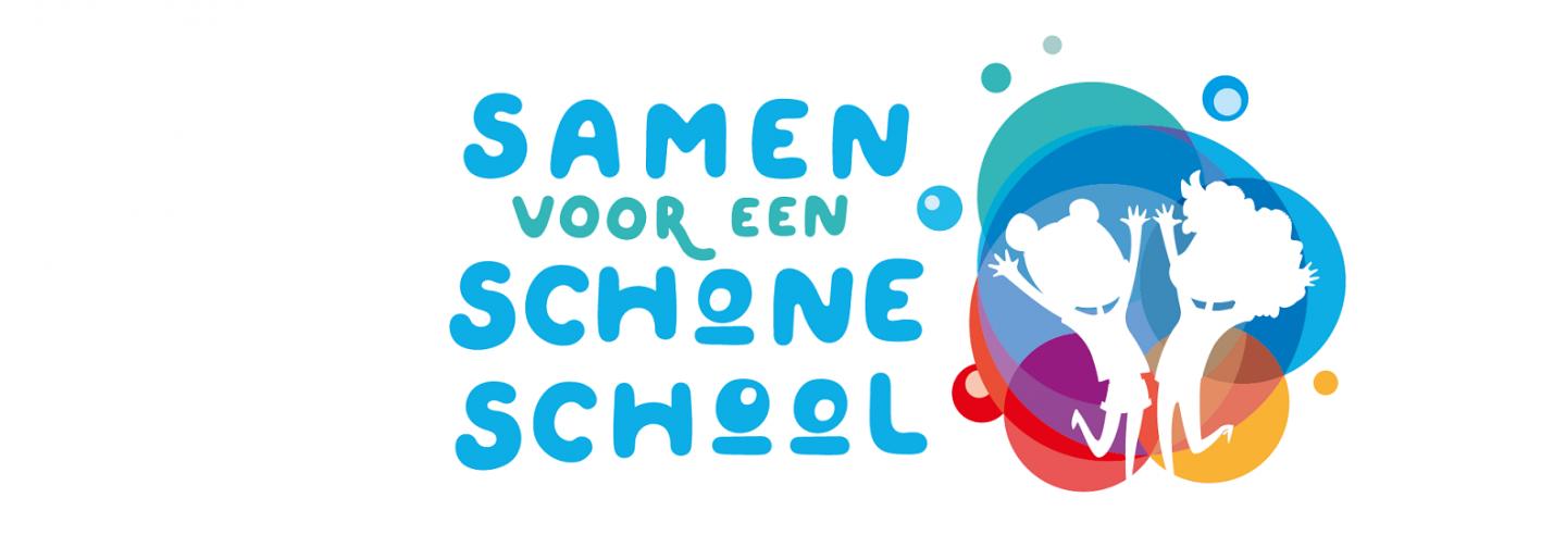 in bubbelschrift Samen voor een schone school met daarnaast 2 silhouetten van kinderen op een meerkleurige achtergrond 