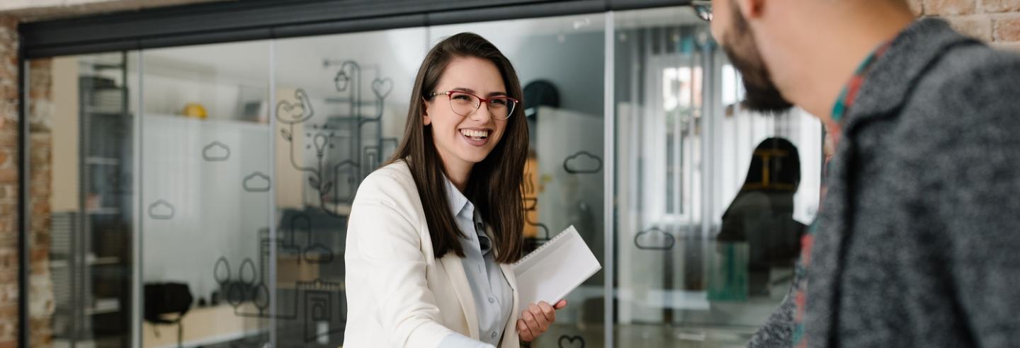 Man en vrouw geven elkaar hand ter kennismaking