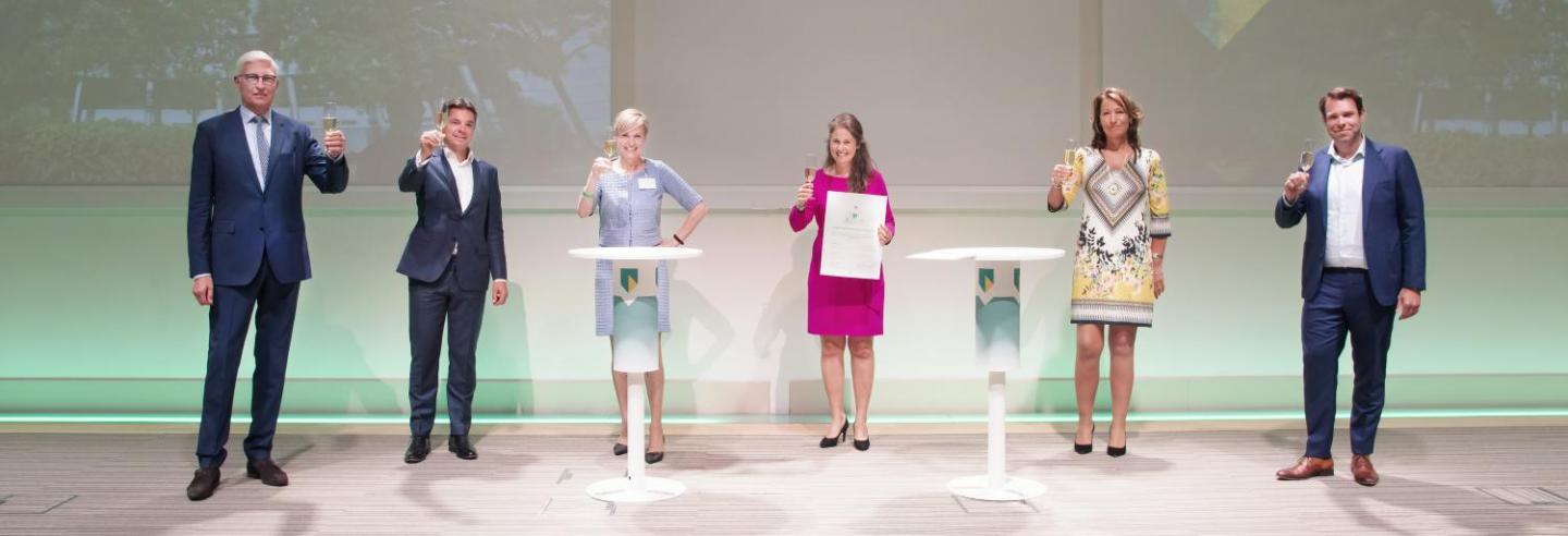 mensen van ABN AMRO brengen een toast uit op de samenwerking