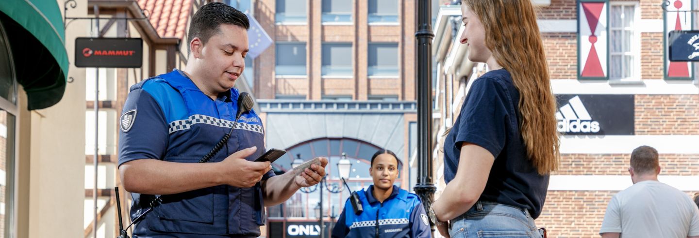 Toezichthouder spreekt jonge vrouw aan en controleert haar ID bewijs