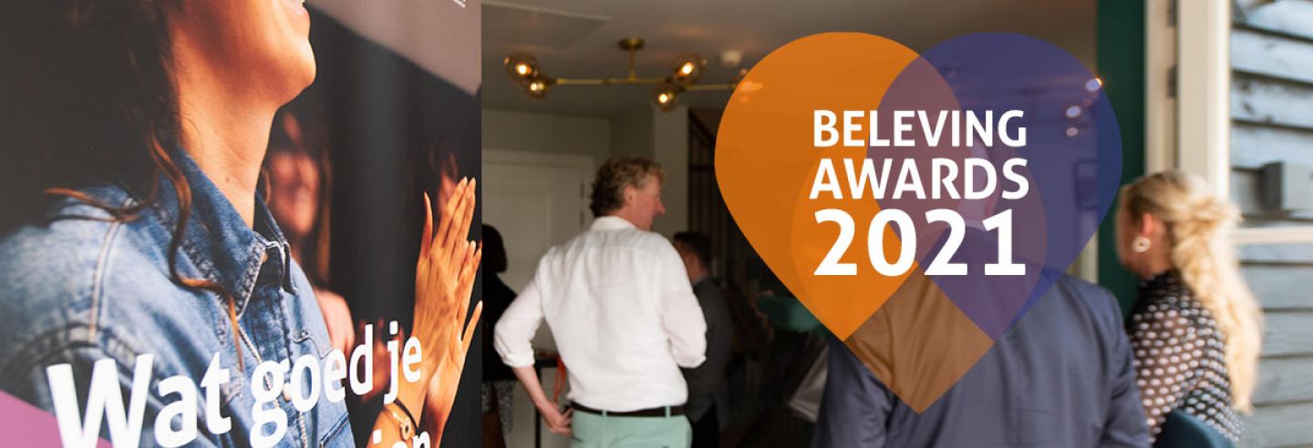 Beeld en logo belevingsawards 2021met op achtergrond binnenlopende bezoekers