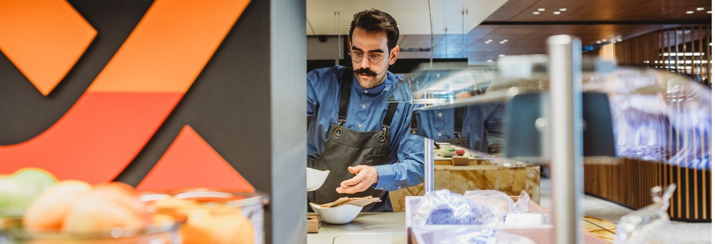 Kok Food&i druk aan de slag met voorbereiden gerechten