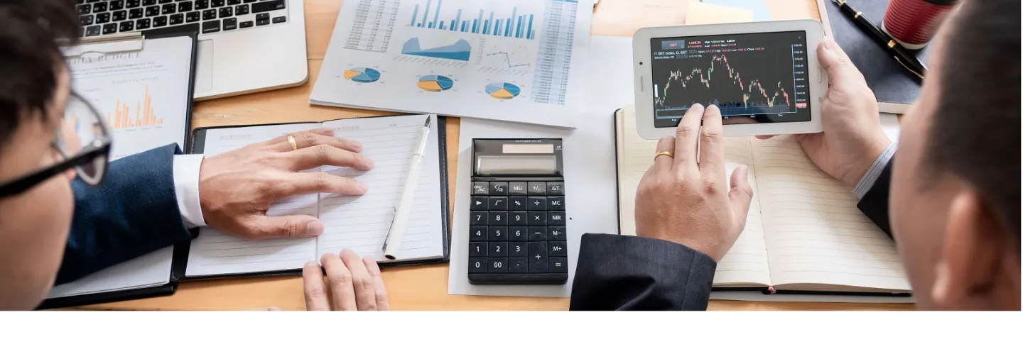 Energiemanagers buigen zich over de meetdata van de energiegegevens