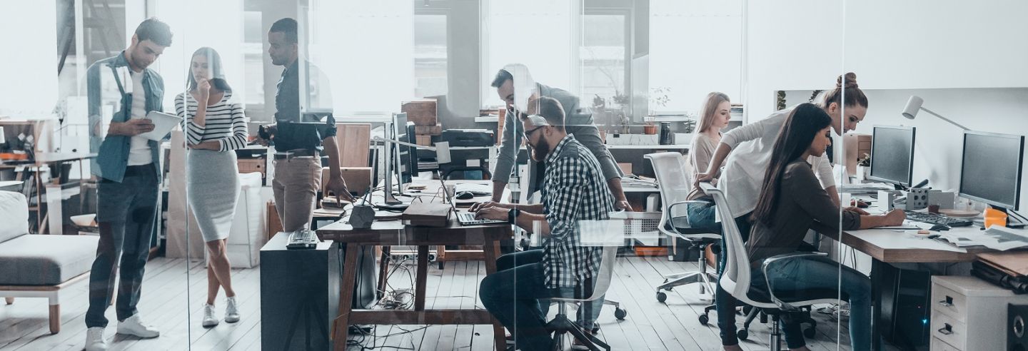 Team van verander en implementatiemanagers aan het werk in kantoorruimte.