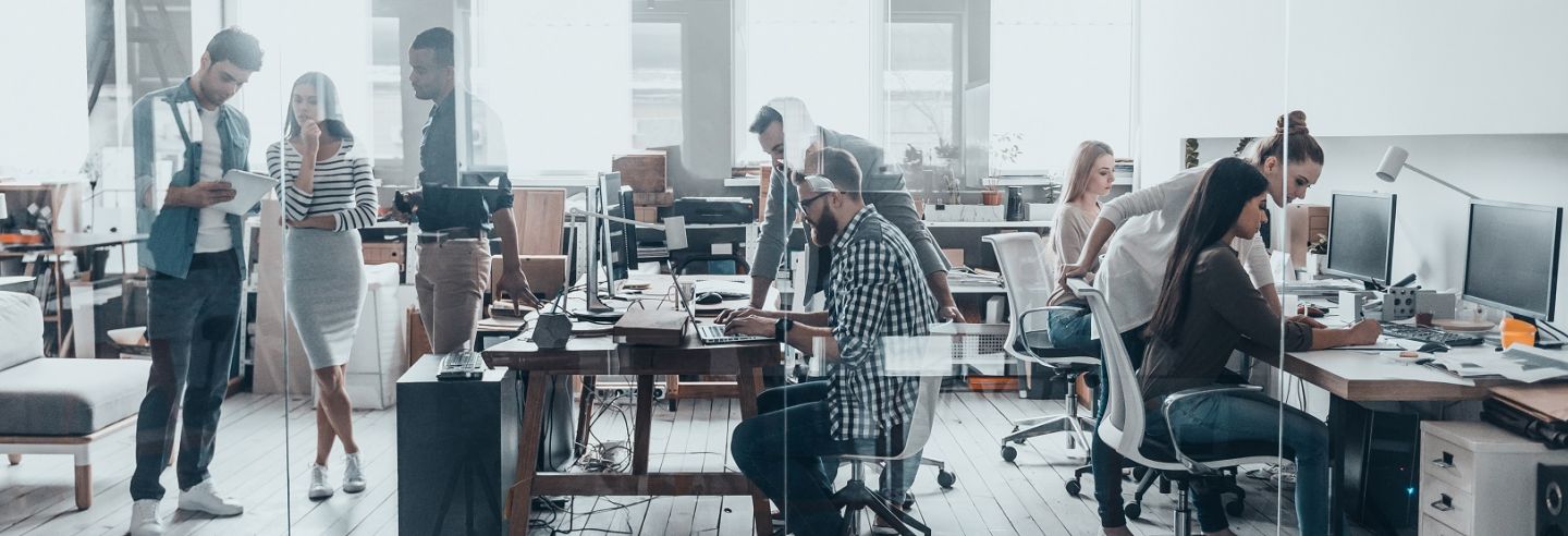 Team van verander en implementatiemanagers aan het werk in kantoorruimte. 