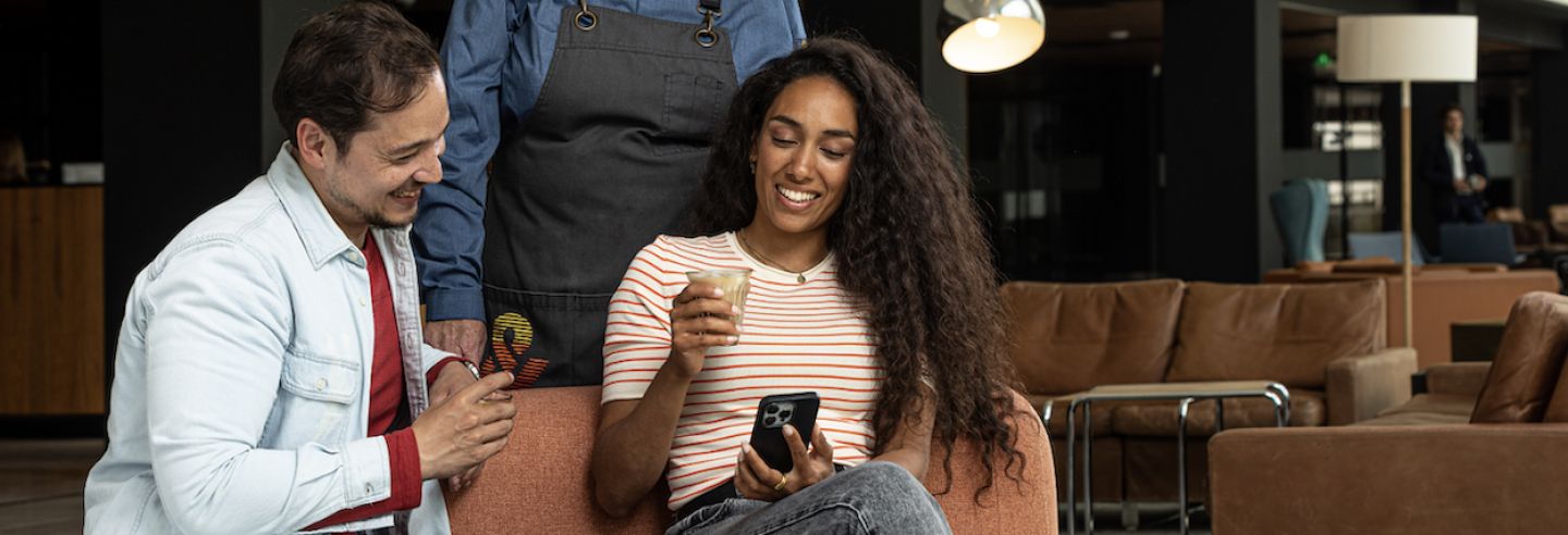 man en vrouw bestellen lunch via Food&i webapp