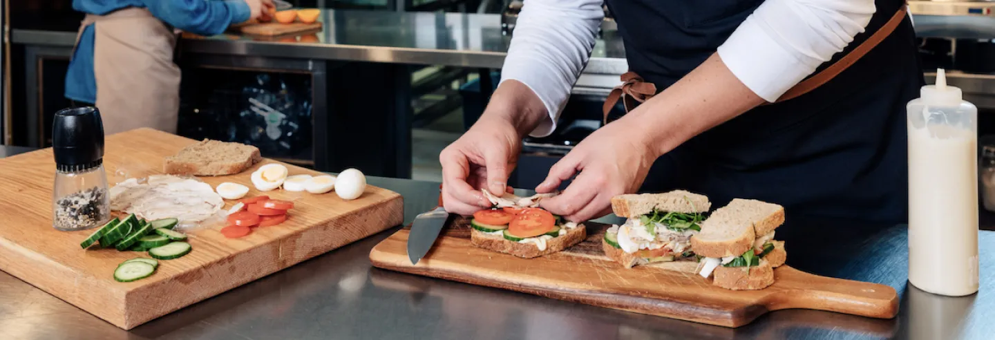 groenten snijden in bedrijfskeuken