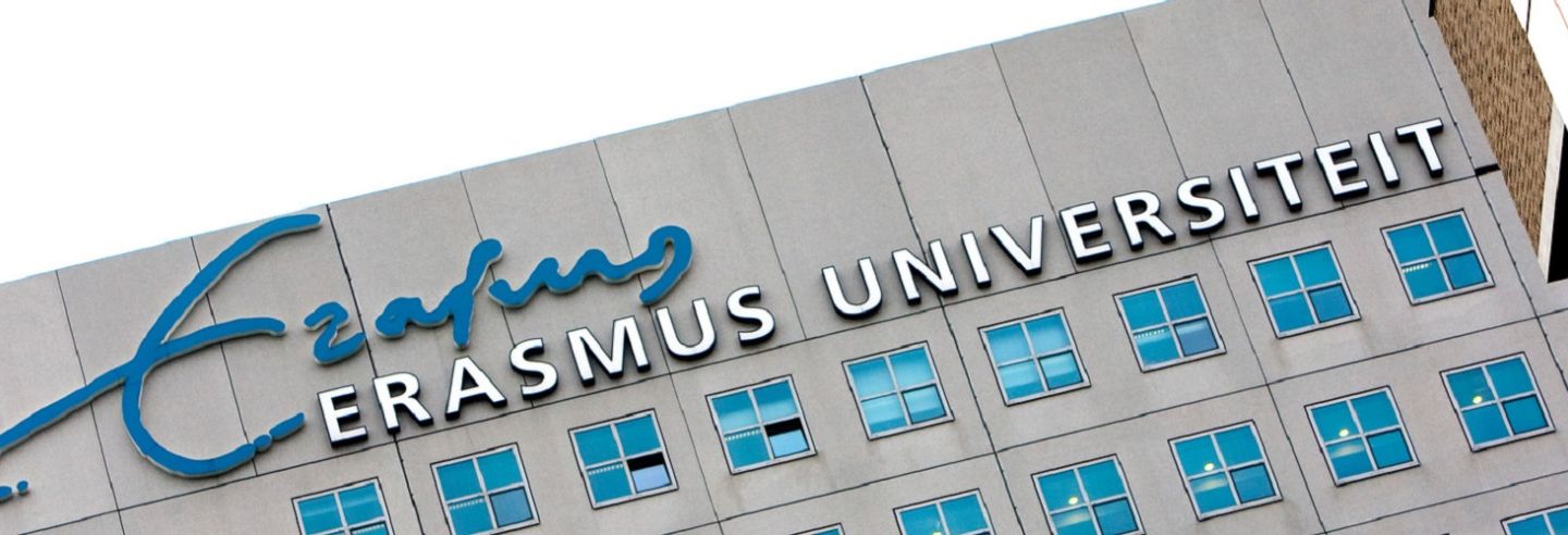 het logo van de Erasmus Universiteit groot op de gevel