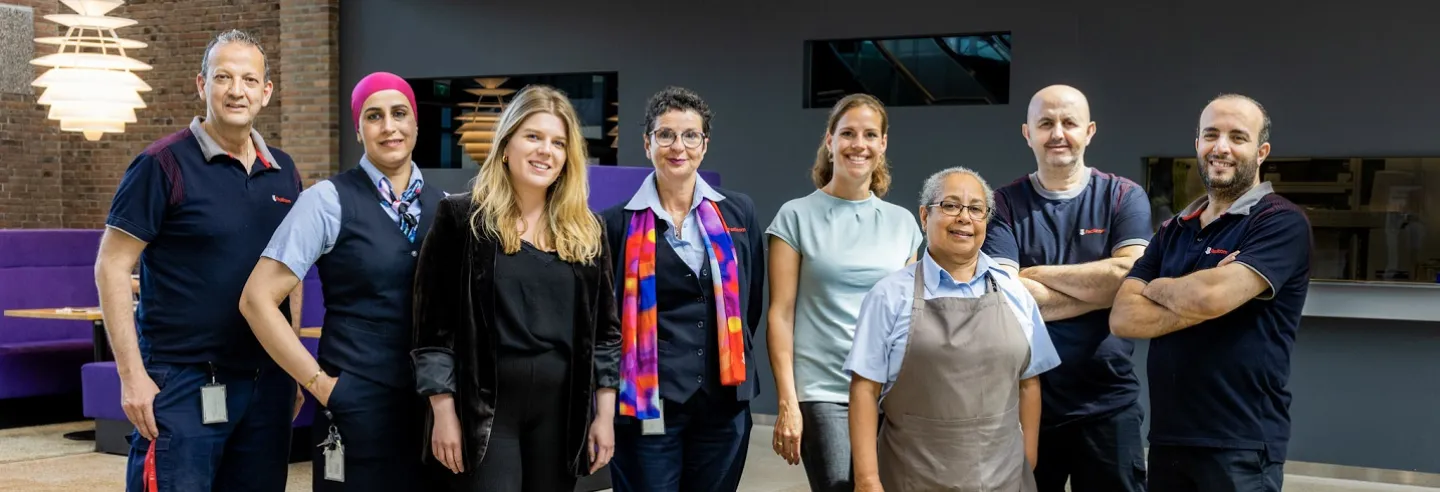 Mederwerkers op groepsfoto voor IFM academie