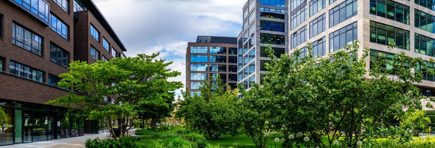 Gebouwencomplex aan groene binnentuin.