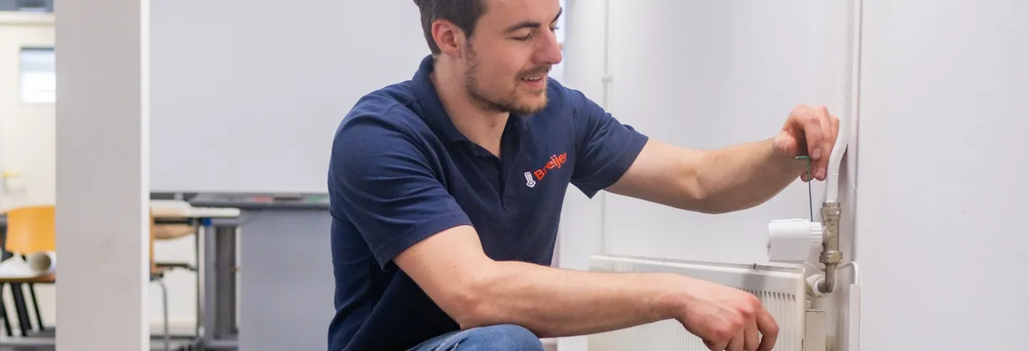 een medewerker van Breijer bezig met een radiator