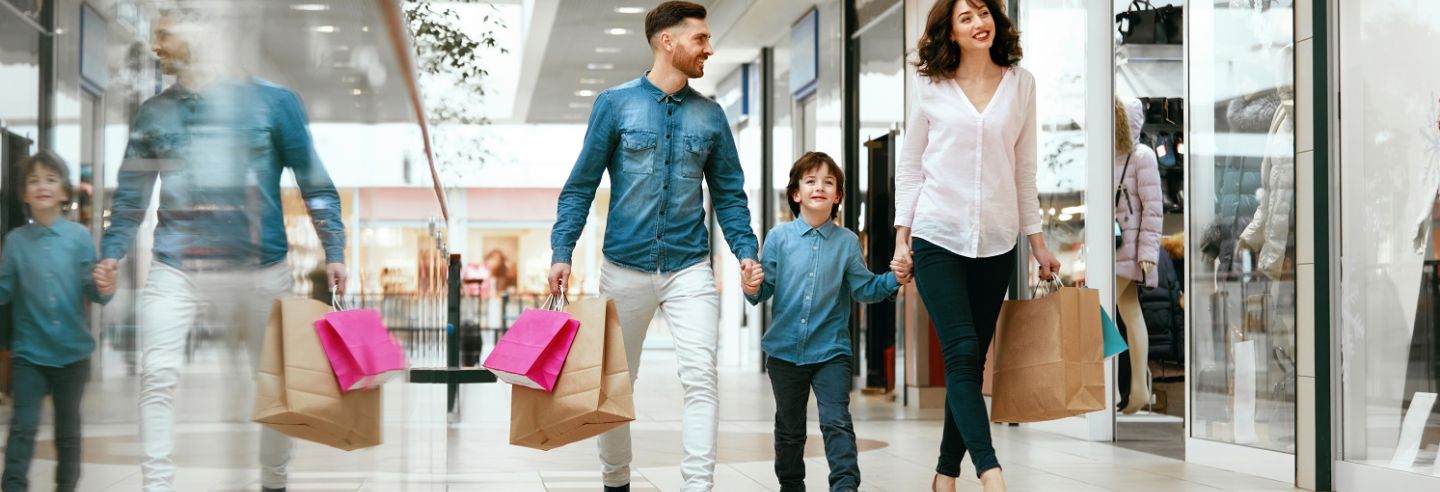 Winkelend gezin in winkelcentrum - Gom openbare ruimten