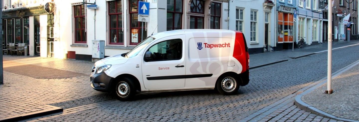 Tapwacht - tapwachter met auto op pad naar klant