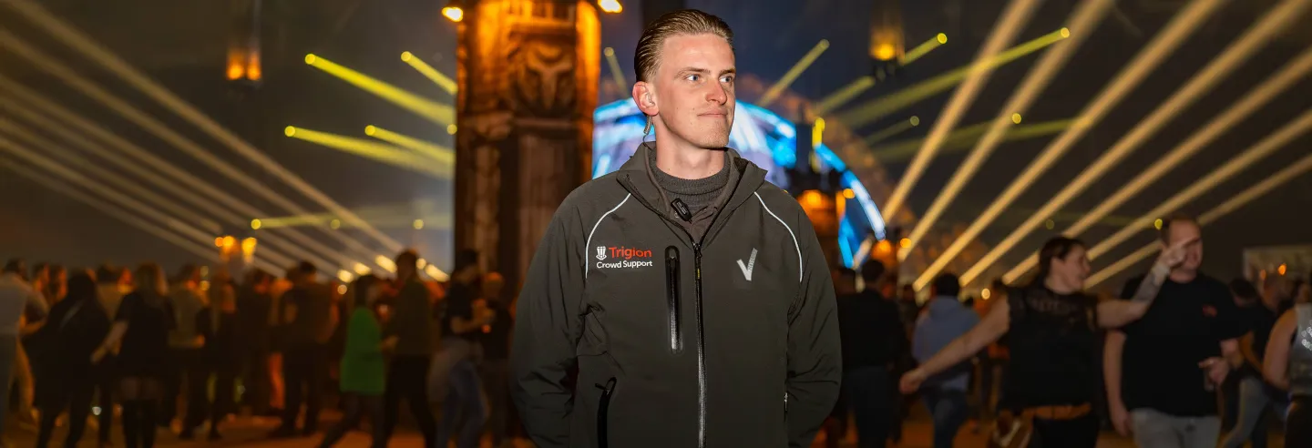 Mannelijke Trigion beveiliger die alles in de gaten houdt.