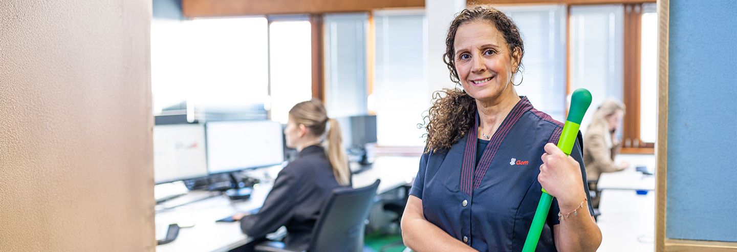 Schoonmaker is aan het schoonmaken in een MKB kantoor