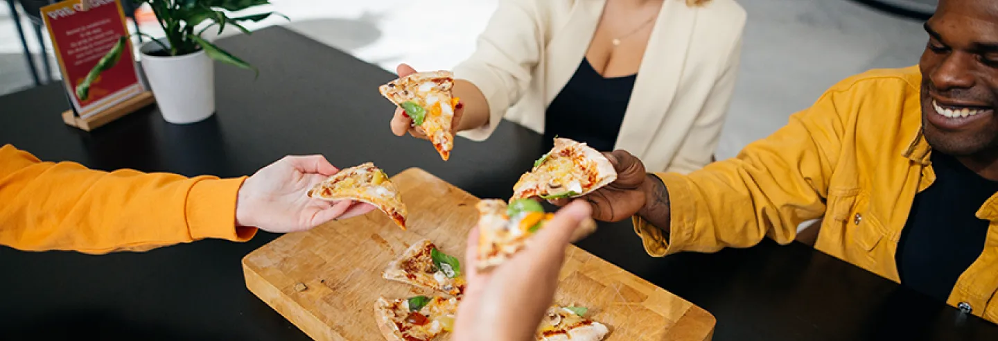 collega's eten pizza