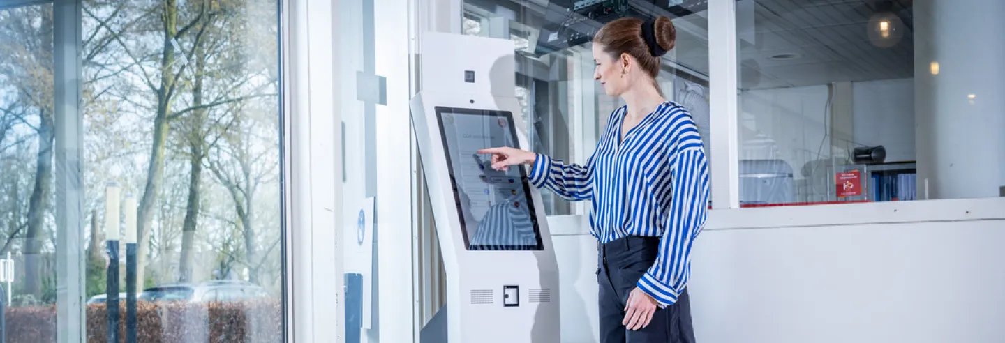 Moderne entree met badge-systeem of mobiel toegangsbeheer