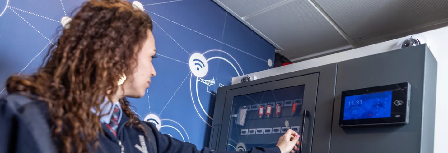 vrouwelijke beveiliger met beveiligingsapparatuur